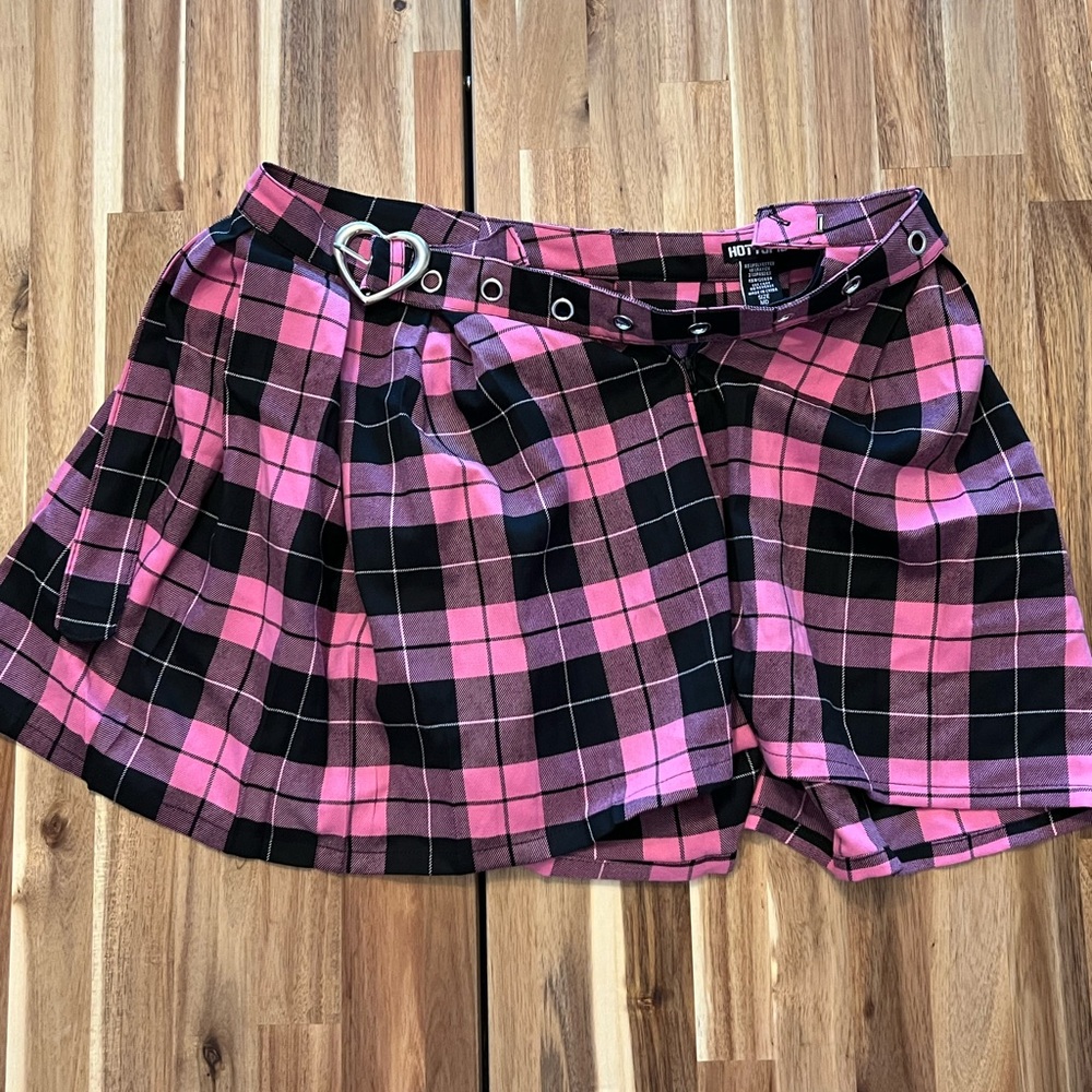 ✨HOT TOPIC✨BLACK AND PINK CHECKERED SKIRT! HARDLY WORN!! (MEDIUM)💖🖤